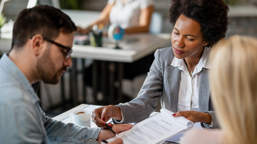 Paar-Anzugtraegerin-Beratung-300406822-AS-Drazen