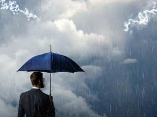 Anzugtraeger-Regenschirm-135548213-AS-Maksim-Shmeljov