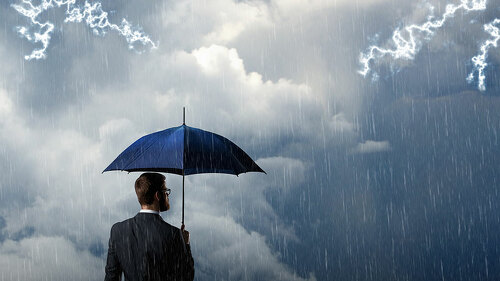 Anzugtraeger-Regenschirm-135548213-AS-Maksim-Shmeljov