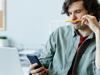 Mann-Laptop-sorglos-537646595-AS-Seventyfour