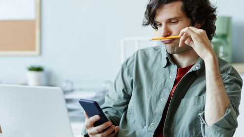 Mann-Laptop-sorglos-537646595-AS-Seventyfour