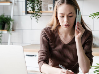 Frau-Laptop-Telefon-541815215-AS-Fotoksa