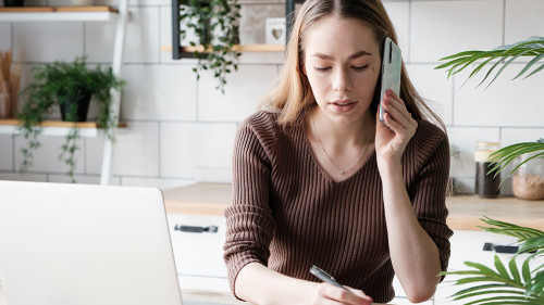 Frau-Laptop-Telefon-541815215-AS-Fotoksa
