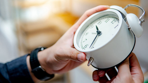 Mann-Wecker-272756012-AS-zephyr-p