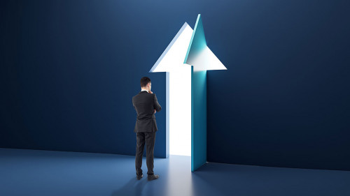 Anzugtraeger-Pfeil-Tuer-533858571-AS-Who-is-Danny