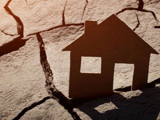 Haus-trockene-Erde-82404279-AS-Roman-Bodnarchuk