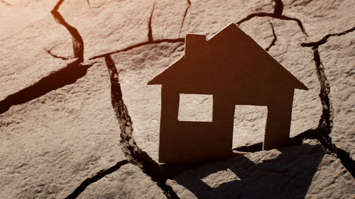 Haus-trockene-Erde-82404279-AS-Roman-Bodnarchuk