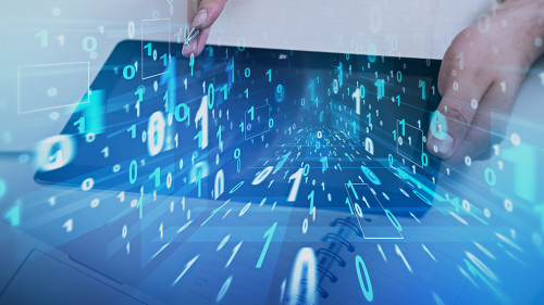 Haende-Tablet-Binaer-Code-230131517-AS-denisismagilov