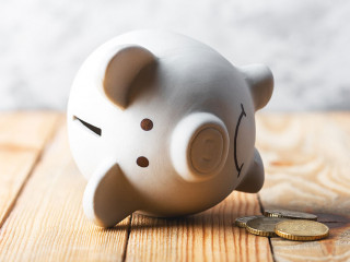 Sparschwein-traurig-Muenze-519892603-AS-Ivan-Kmit