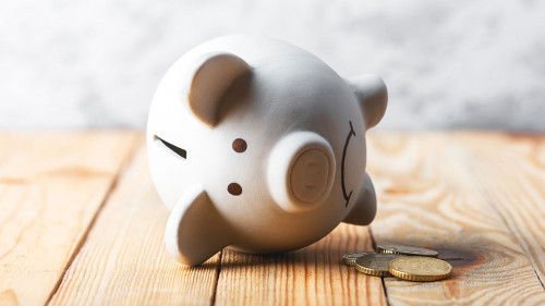 Sparschwein-traurig-Muenze-519892603-AS-Ivan-Kmit