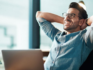 Mann-entspannt-Laptop-487164117-AS-Jadon-Bester-peopleimages-com