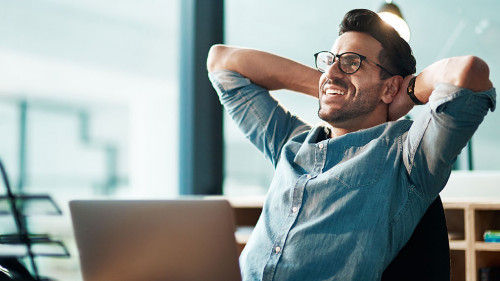 Mann-entspannt-Laptop-487164117-AS-Jadon-Bester-peopleimages-com