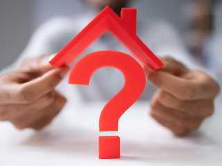 Haende-Haus-Fragezeichen-314728186-AS-Andrey-Popov