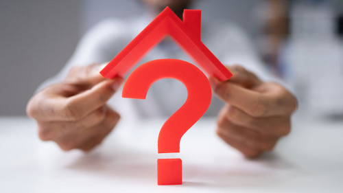 Haende-Haus-Fragezeichen-314728186-AS-Andrey-Popov