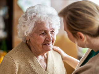 Seniorin-Tochter-420841490-AS-pikselstock