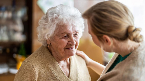 Seniorin-Tochter-420841490-AS-pikselstock