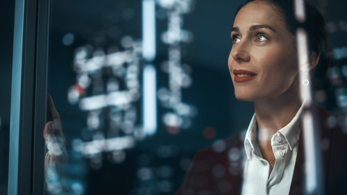 Anzugtraegerin-Fenster-474676720-AS-Gorodenkoff