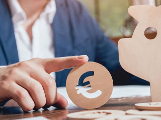 Anzugtraeger-Euro-Sparschwein-222763905-AS-romaset