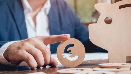 Anzugtraeger-Euro-Sparschwein-222763905-AS-romaset