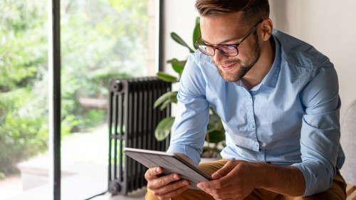 Mann-Tablet-296076760-AS-Stock-Rocket