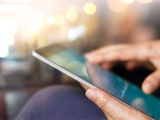 Haende-Tablet-140592290-AS-ipopba