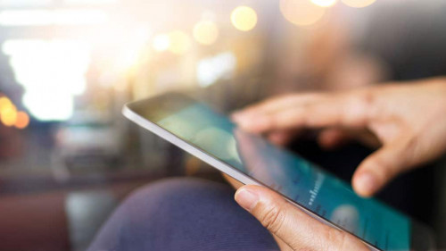 Haende-Tablet-140592290-AS-ipopba