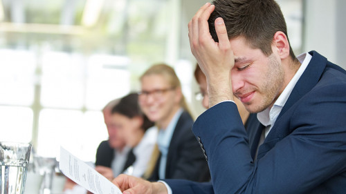 Geschäftsmann mit Burnout in Business Meeting