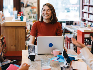 Frauen-Endgeraete-512320249-AS-Carlo