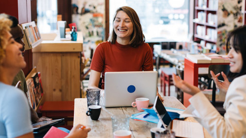 Frauen-Endgeraete-512320249-AS-Carlo