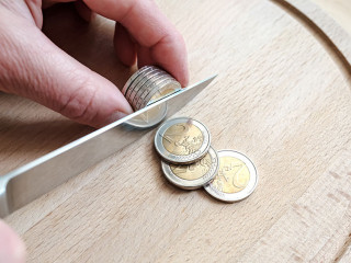 Euro-Muenzen-schneiden-355808018-AS-koldunova