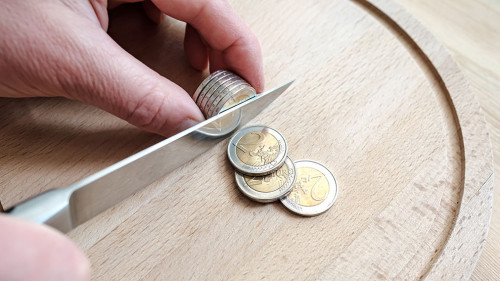 Euro-Muenzen-schneiden-355808018-AS-koldunova