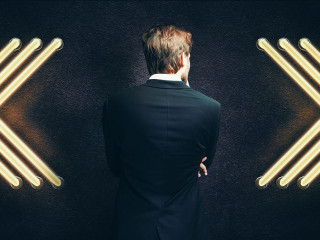 Geschäftsmann muss sich für eine Richtung entscheiden