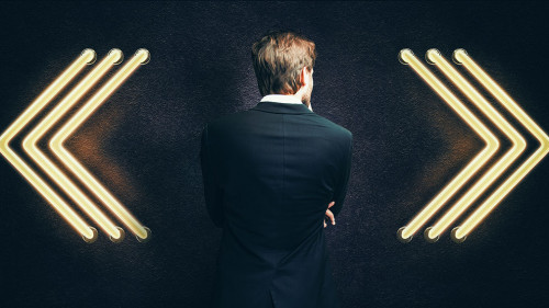 Geschäftsmann muss sich für eine Richtung entscheiden