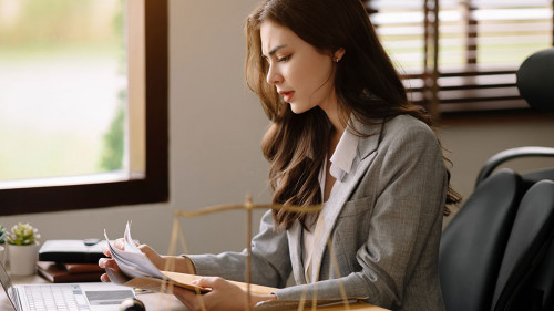 Frau-Office-Waage-540431695-AS-mrmohock