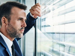 Anzugtraeger-Fenster-452485003-AS-baranq