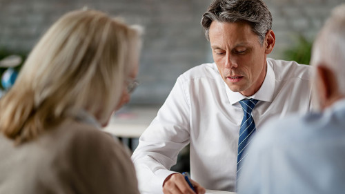 Anzugtraeger-Paar-Beratung-298880685-AS-Drazen