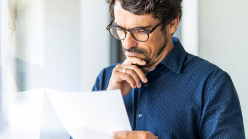 Mann-Papier-nachdenklich-410184534-AS-Joao