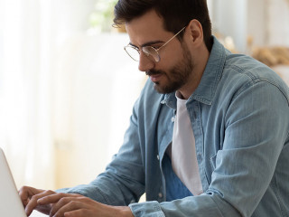 Mann-Laptop-1613073244-SS-fizkes