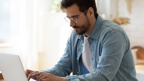 Mann-Laptop-1613073244-SS-fizkes