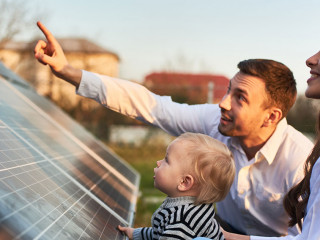 Familie-Fotovoltaik-Anlage-330726176-AS-anatoliy-gleb