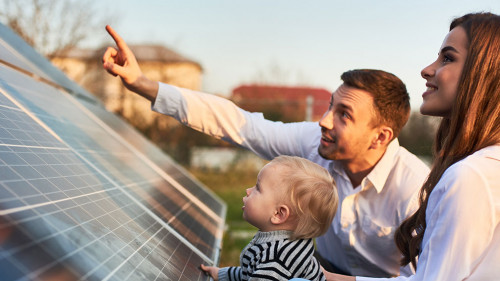 Familie-Fotovoltaik-Anlage-330726176-AS-anatoliy-gleb