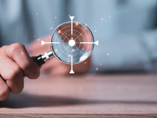 Anzugtraeger-Lupe-Zielkreuz-381915932-AS-Dilok