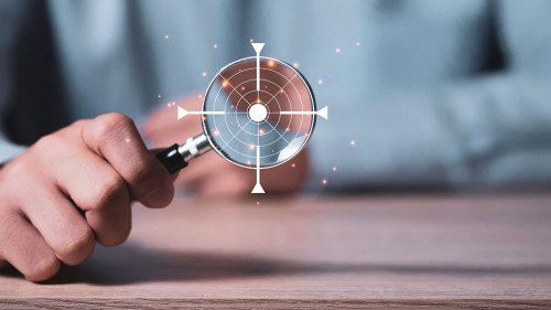 Anzugtraeger-Lupe-Zielkreuz-381915932-AS-Dilok