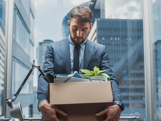 Anzugtraeger-Fahrstuhl-Karton-493468863-AS-Gorodenkoff