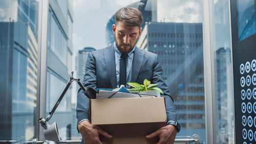 Anzugtraeger-Fahrstuhl-Karton-493468863-AS-Gorodenkoff