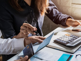 Paar-Papier-Taschenrechner-328988648-AS-Kittiphan