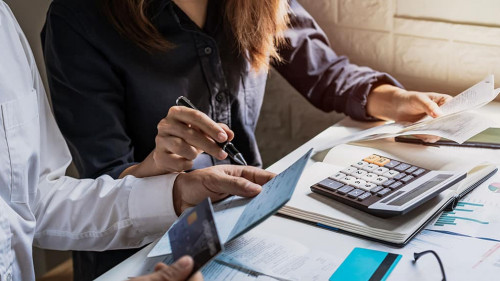 Paar-Papier-Taschenrechner-328988648-AS-Kittiphan