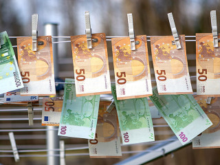 Geldscheine-Waescheleine-460599185-AS-Zelma