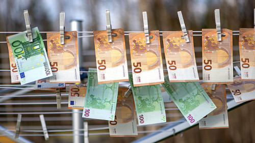 Geldscheine-Waescheleine-460599185-AS-Zelma