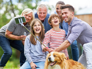 Familie-Selfie-319659150-AS-Robert-Kneschke